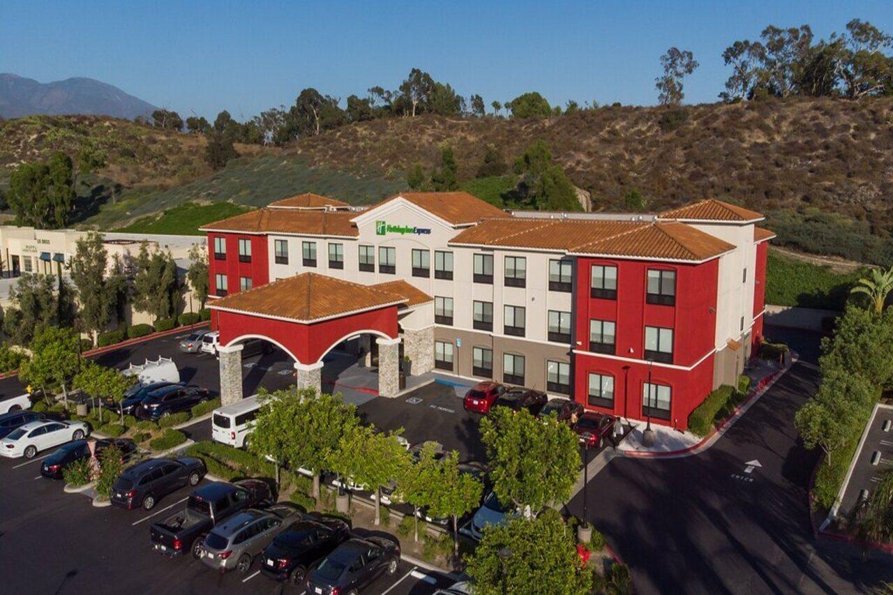 Holiday Inn Express & Suites - Lake Forest, An Ihg Hotel Exterior foto