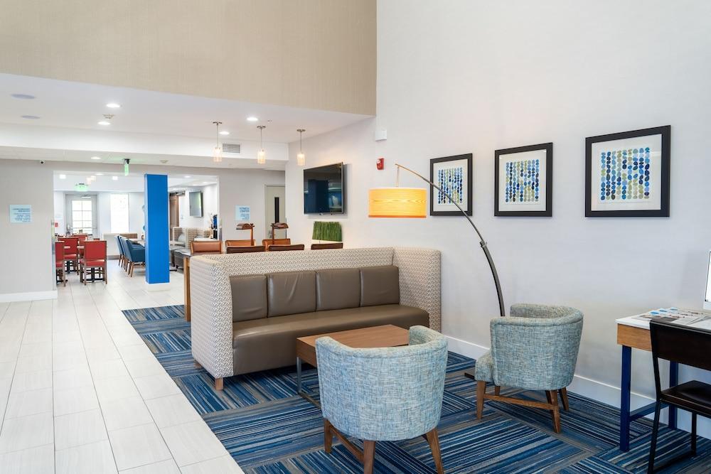 Holiday Inn Express & Suites - Lake Forest, An Ihg Hotel Exterior foto