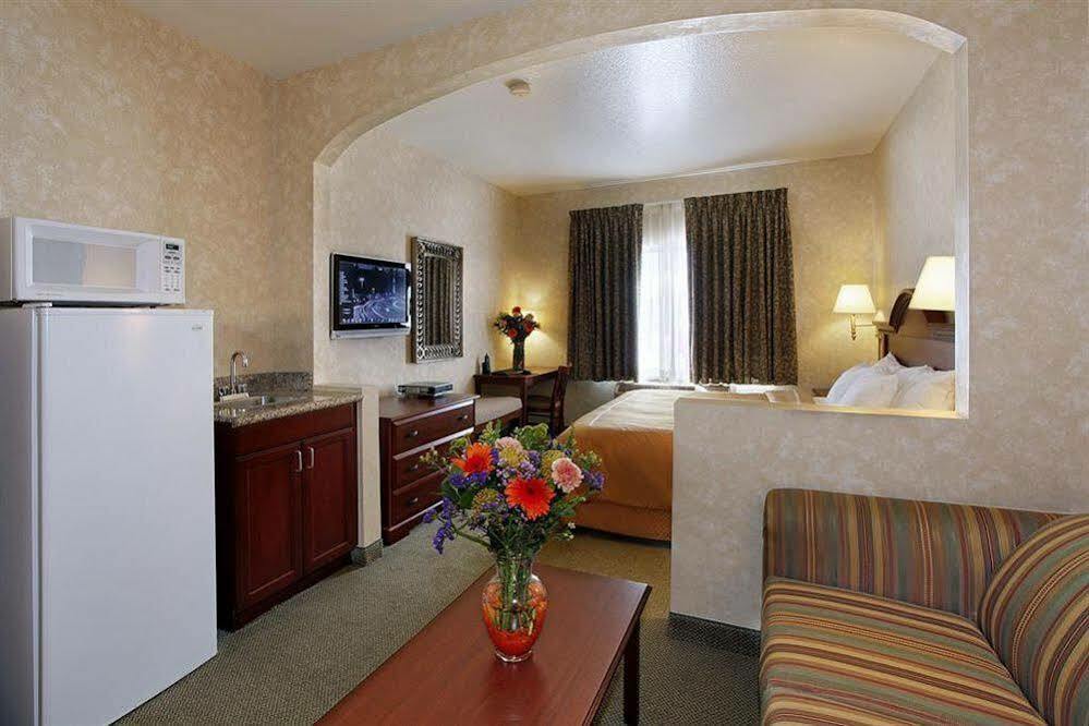Holiday Inn Express & Suites - Lake Forest, An Ihg Hotel Exterior foto