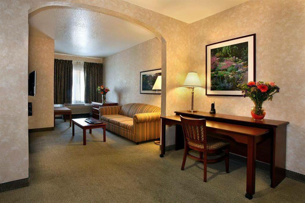 Holiday Inn Express & Suites - Lake Forest, An Ihg Hotel Exterior foto